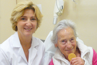 Le Pr Isabelle Précheur et une patiente